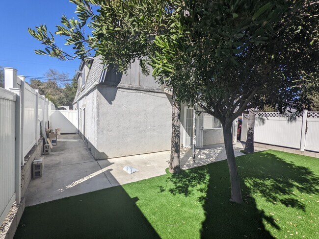 Foto del edificio - 9041 Rosedale Dr