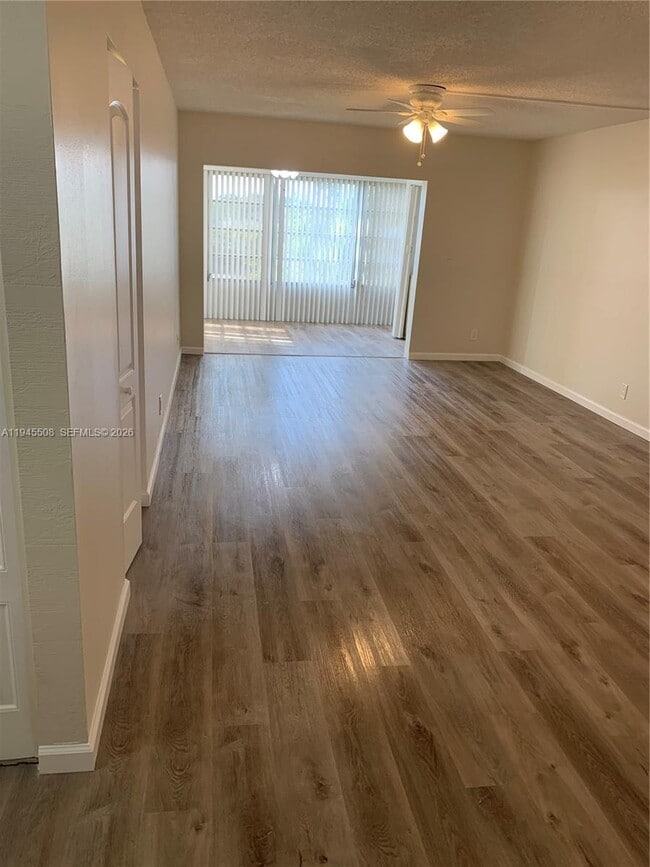 Foto del edificio - 9273 SW 8th St