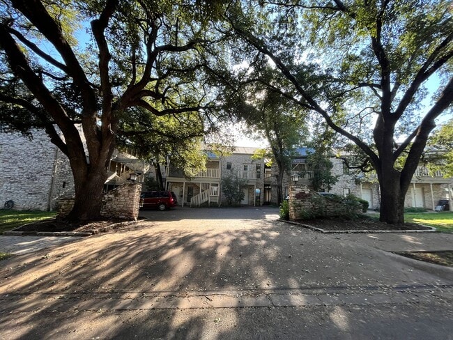 Building Photo - Cozy One Bedroom in Hyde Park