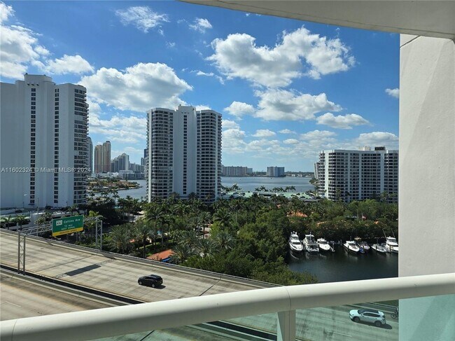 Foto del edificio - 19400 Turnberry Way