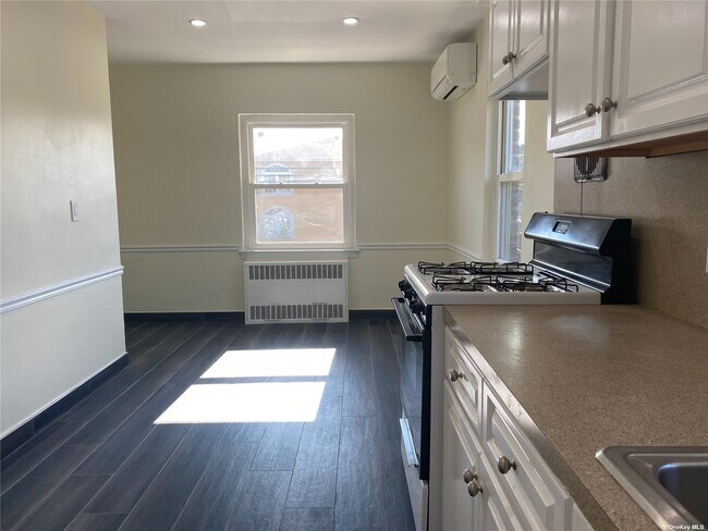 Building Photo - 132-21 57th Ave