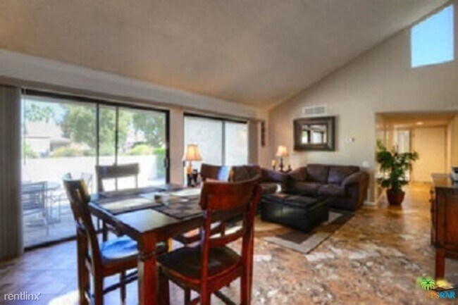 Foto del edificio - 2110 E Palm Canyon Dr