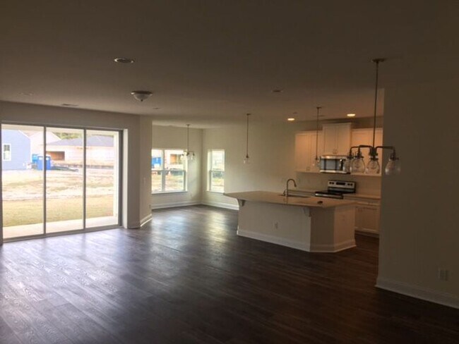 Foto del edificio - Great Location, corner lot and fenced back...