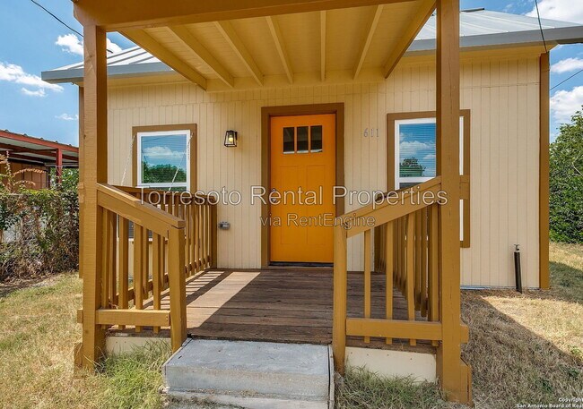 Building Photo - 611 Rochambeau St