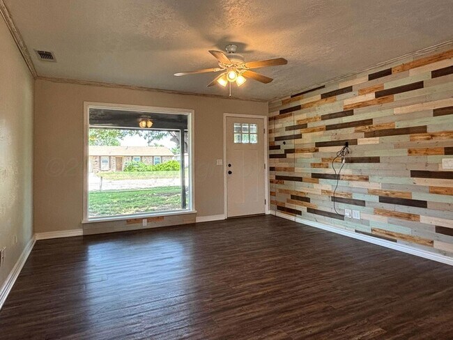 Foto del edificio - 5102 Benton Dr