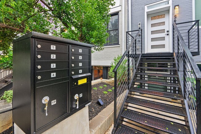 Foto del edificio - 2 Bed 2 Bath - Adams Morgan Condo - Comple...