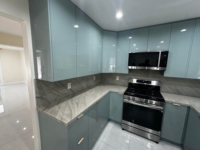 Foto del edificio - 7432 Hazeltine Ave