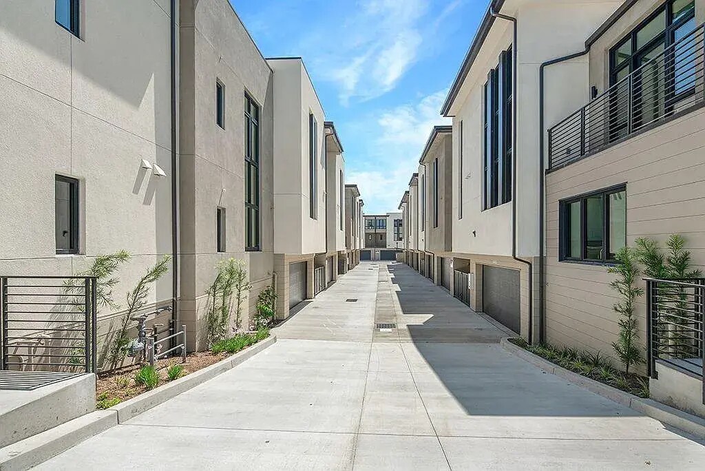 Building Photo - 501 N Santa Anita Ave