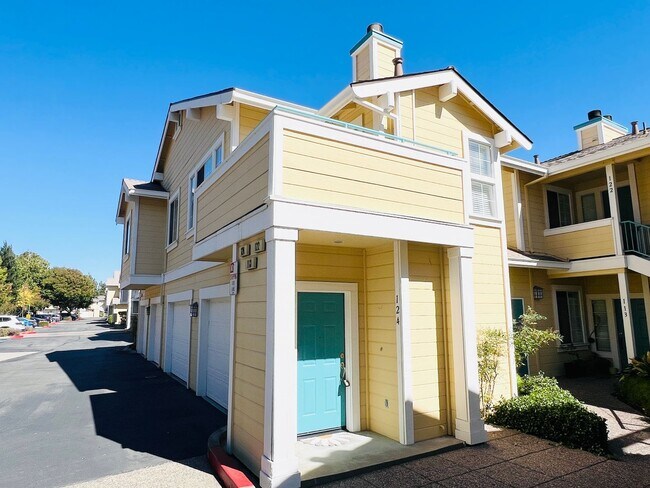 Building Photo - Meticulous 3 Bed 2 Bath Centrally Located ...