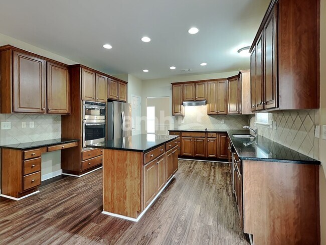 Foto del edificio - 811 Larimer Lane