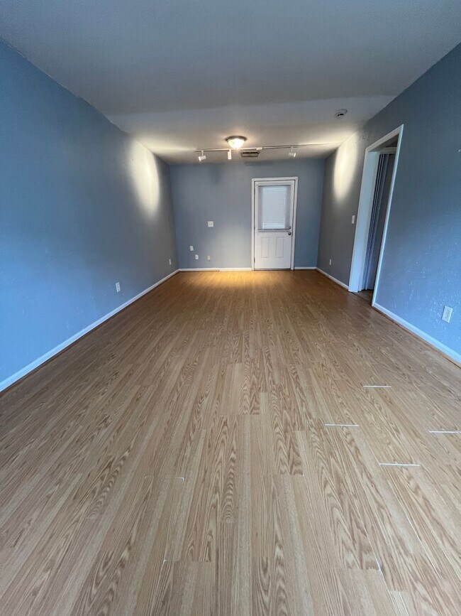 Building Photo - AVAILABLE NOW! Cute 2 bedroom duplex in co...