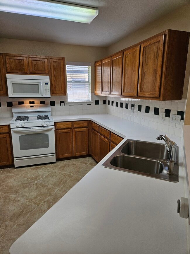 Building Photo - 1002 Woodview Dr