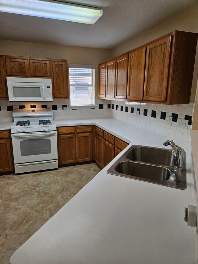 Foto del edificio - 1002 Woodview Dr