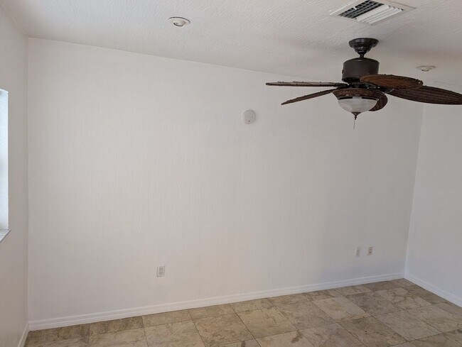 Foto del edificio - 728 NE 13th Ct