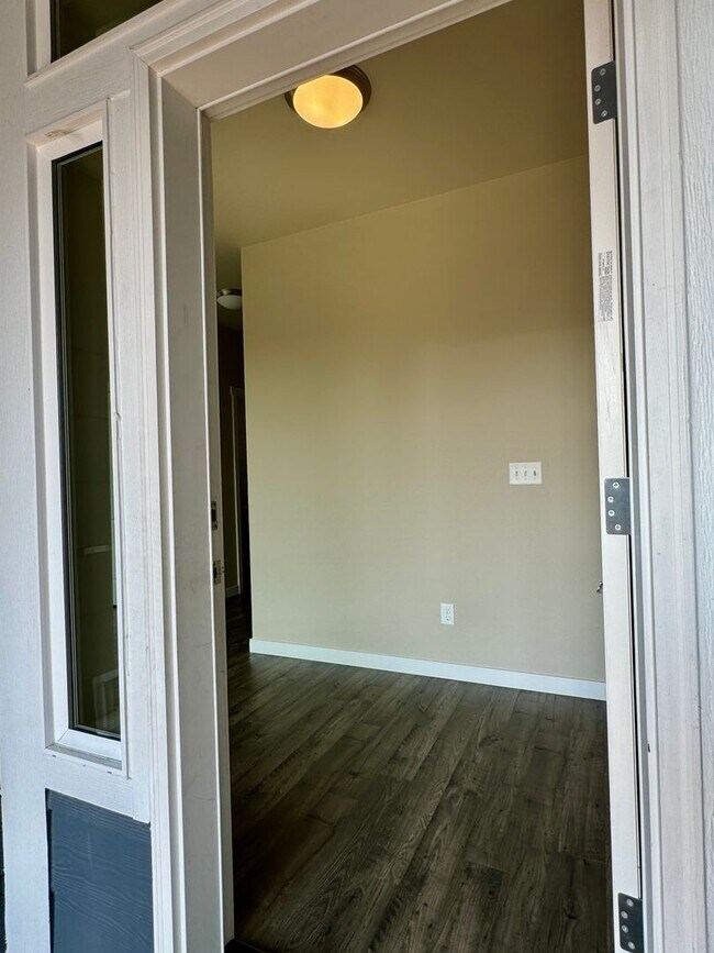 Foto del edificio - Beautiful 4 bedroom in desirable Manette n...