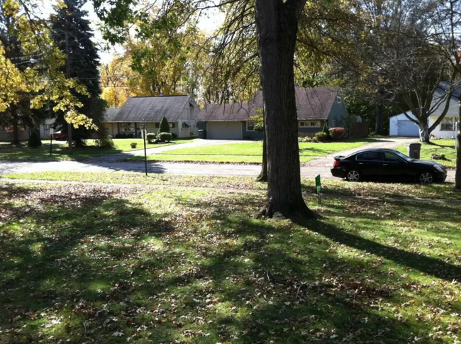 Building Photo - 4250 Woodmere Dr