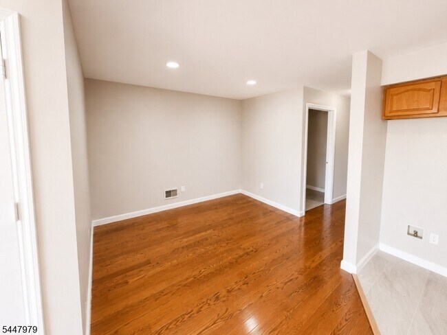 Foto del edificio - 323 S Park St