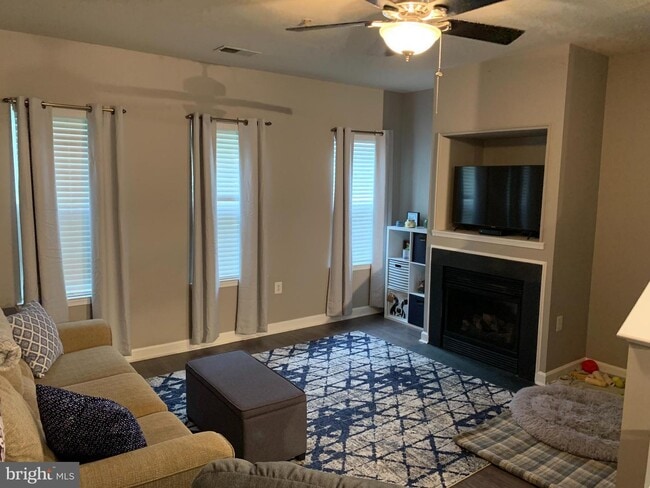Building Photo - Charming Townhome-Style Condo with Garage ...