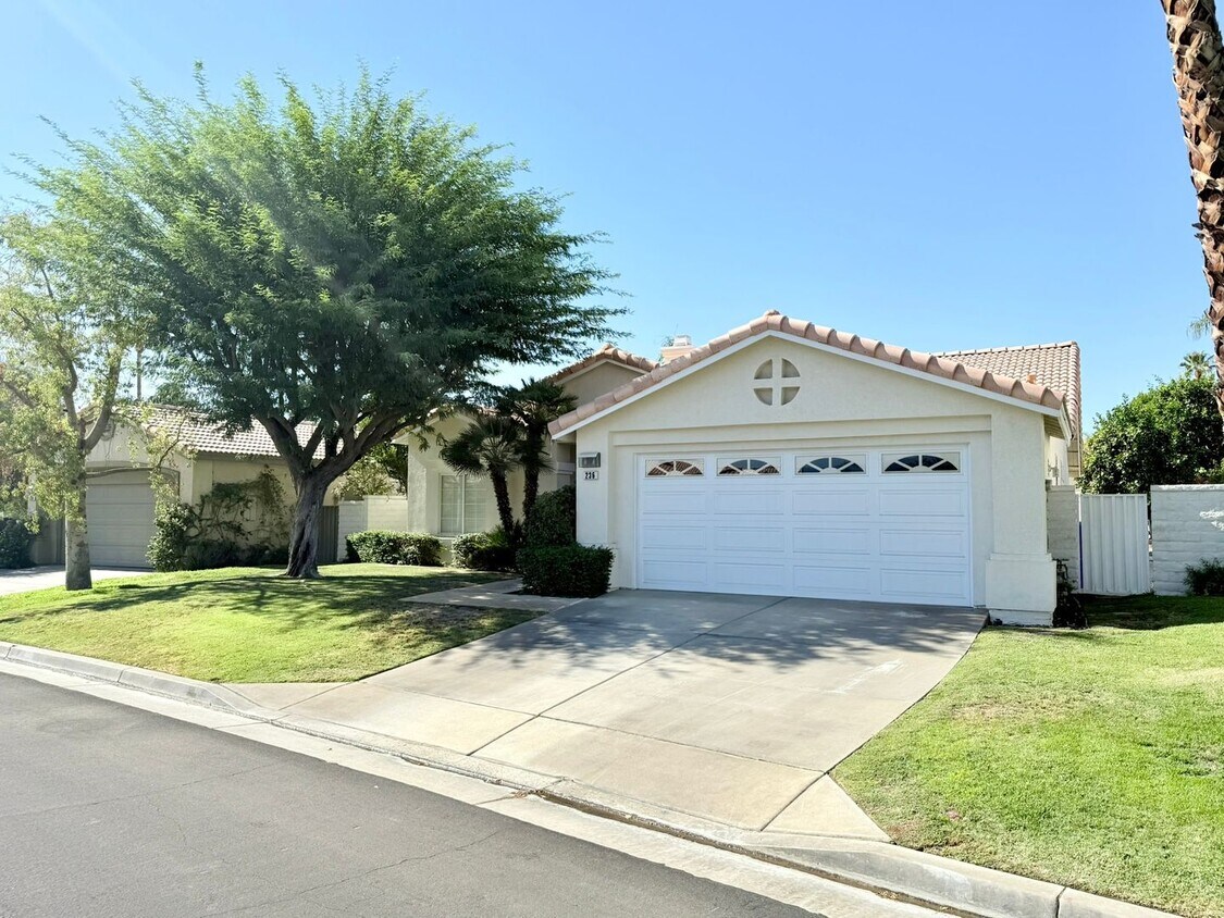 Foto principal - Spacious 3-Bedroom Home with Private Pool ...