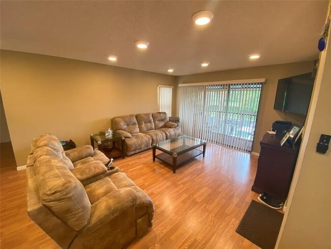 Building Photo - 821 Sky Pine Way