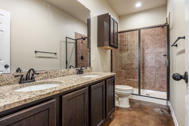 Building Photo - Like New Duplex in New Braunfels!!!