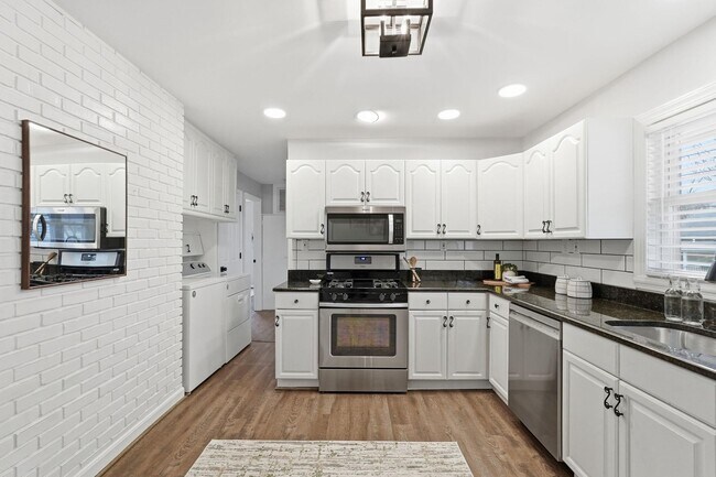 Building Photo - 5716 Crawford Dr