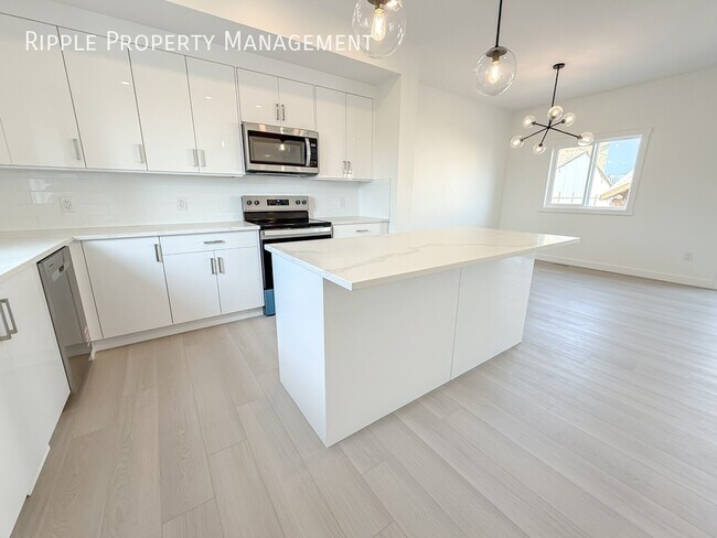 Photo du bâtiment - Modern 4 Beds, 3.5 Baths TownHouse - Upper...