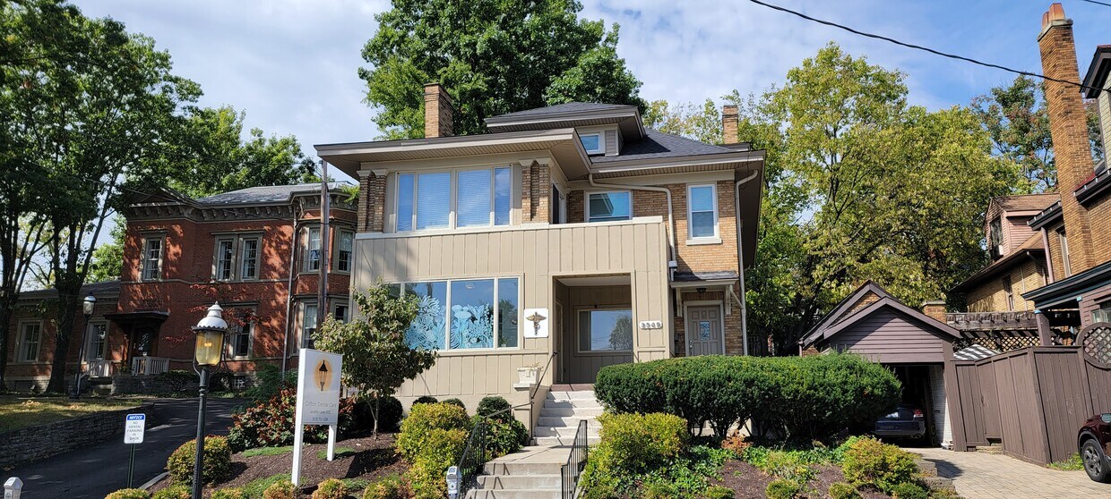 Foto principal - 3349 Whitfield Ave