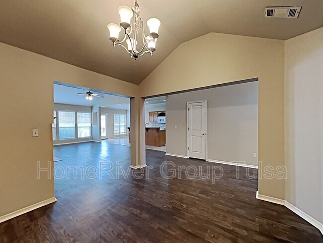 Building Photo - 3710 N Ironwood Pl