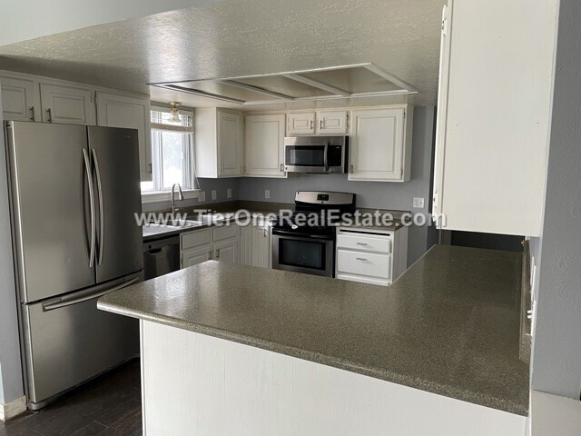 Building Photo - No Security Deposit Option available!!