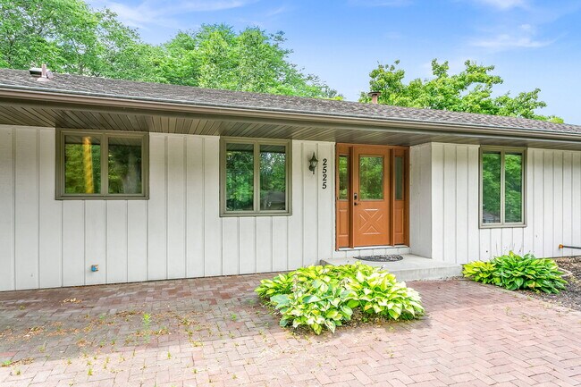 Foto del edificio - 2525 Troy Ln N
