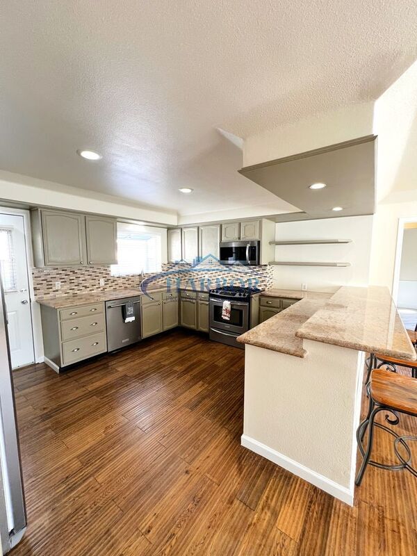 Building Photo - 5933 Dagwood Ave