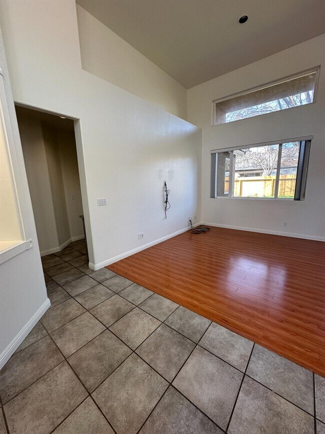 Foto del edificio - 7351 N Bain Ave