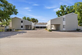 Building Photo - 1428 Oak Pl