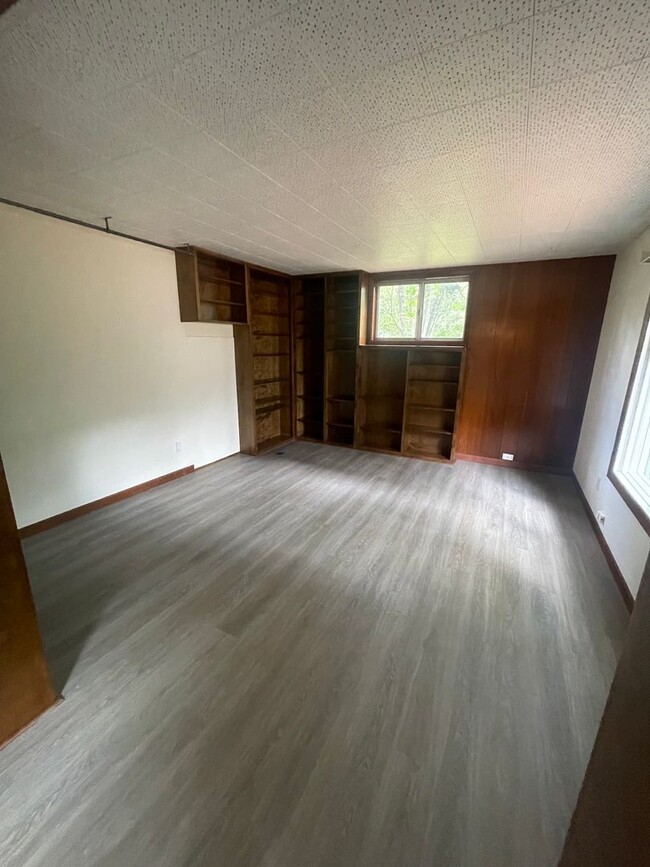 Building Photo - Large Home with Spacious Pet Friendly Back...