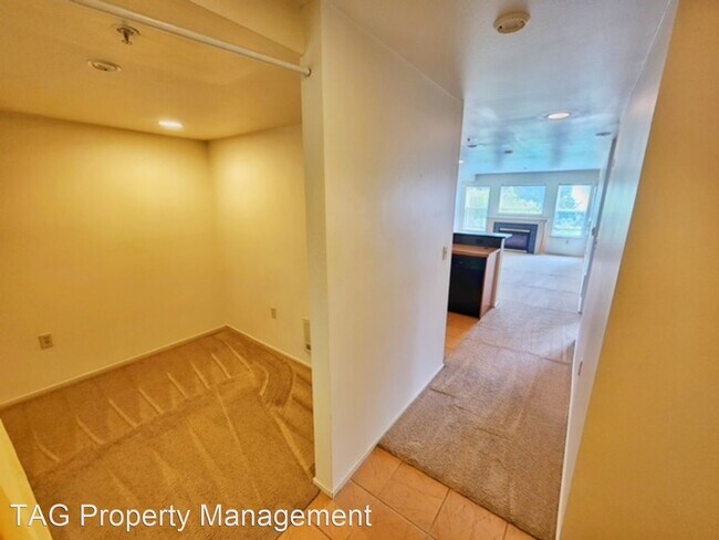 Building Photo - 1 br, 1 bath House - 3919 Latona Ave. NE #201