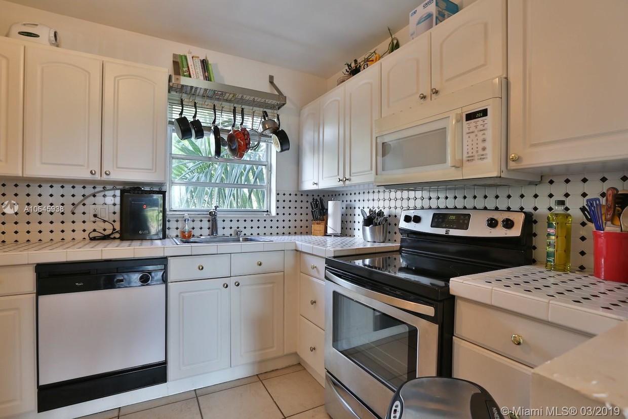 Primary Photo - GOLDEN VIEW CONDO