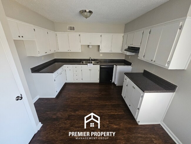 Foto del edificio - Spacious 4BR/3BA Memphis Home w/ Vaulted Ceilings, Hardwood Floors & 2-Car Garage