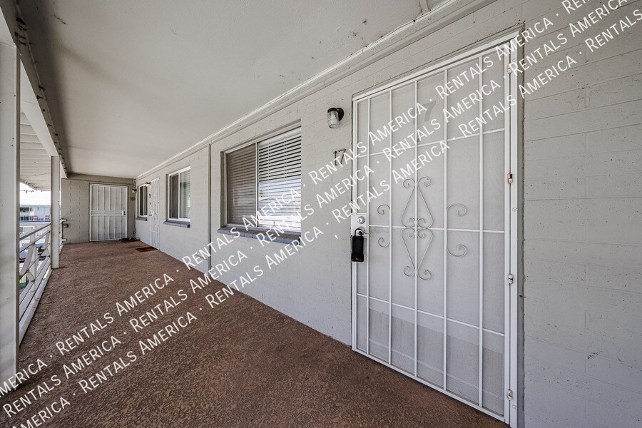 Foto principal - 6841 E 2nd St
