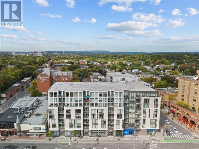 Building Photo - 411-411 MacKay St