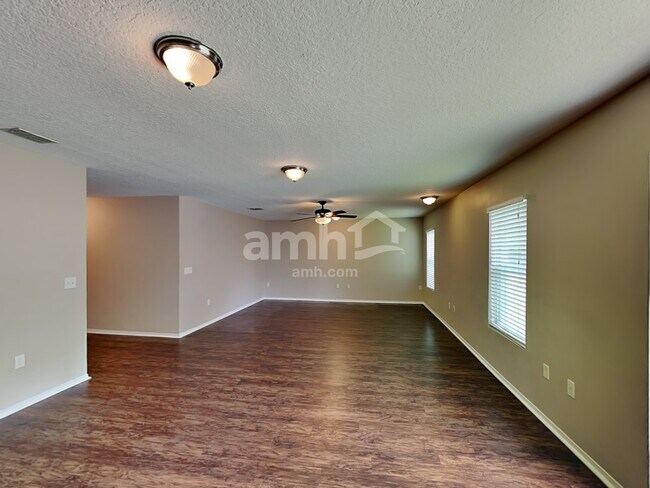 Foto del edificio - 7271 Wakeview Dr