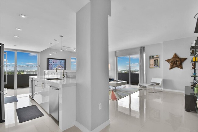 Foto del edificio - 9225 Collins Ave