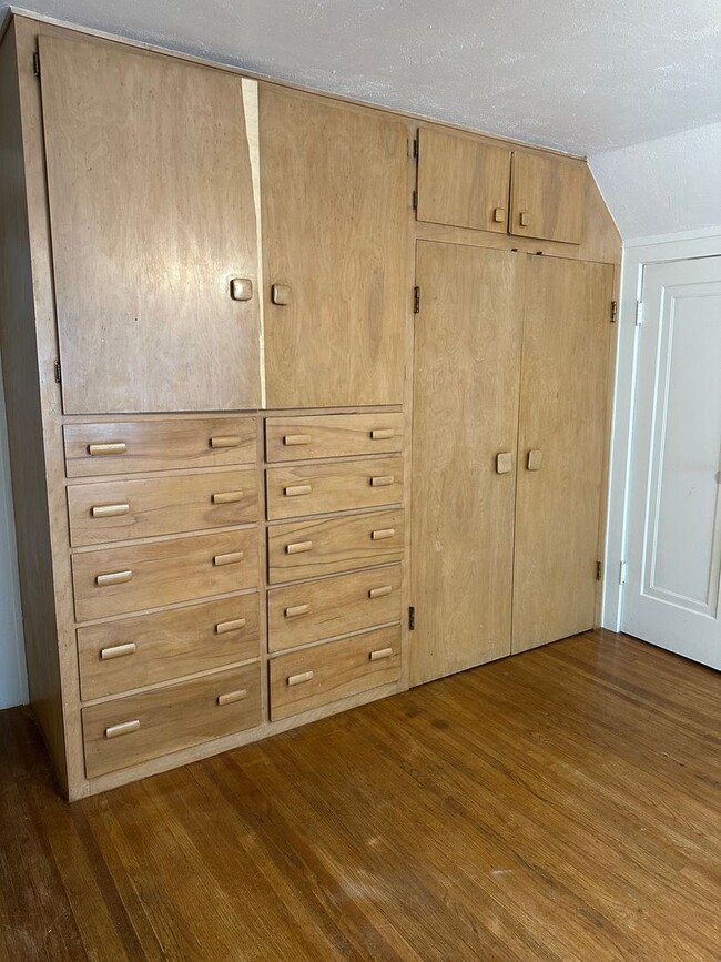 Building Photo - Charming 4 Bedroom, 2 Bathroom House for R...