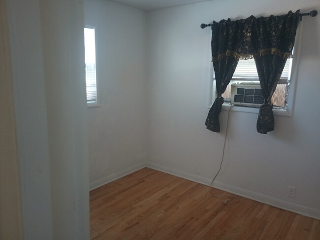 Building Photo - 985 N Oakland St