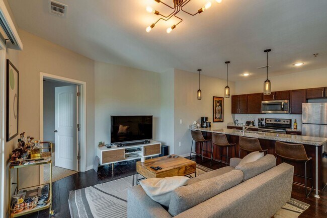 Foto del edificio - Chic East Nashville Two Bedroom Loft