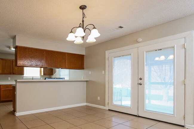Building Photo - Adorable 3 Bedroom