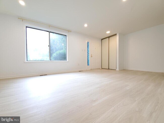 Foto del edificio - 7821 Archbold Terrace