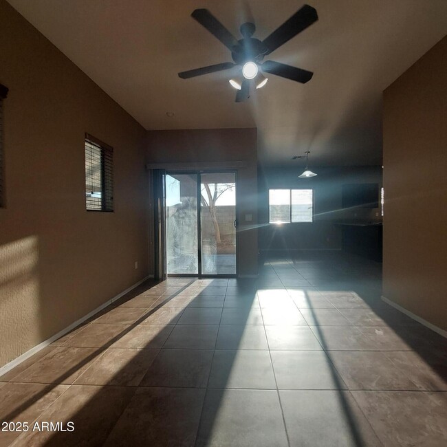 Foto del edificio - 10225 W Camelback Rd