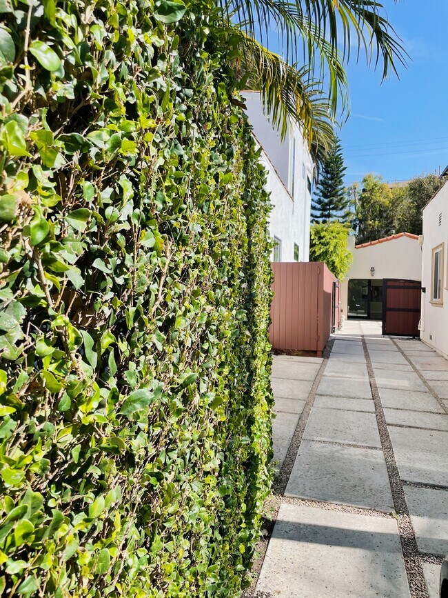 Foto del edificio - 728 Westbourne Dr