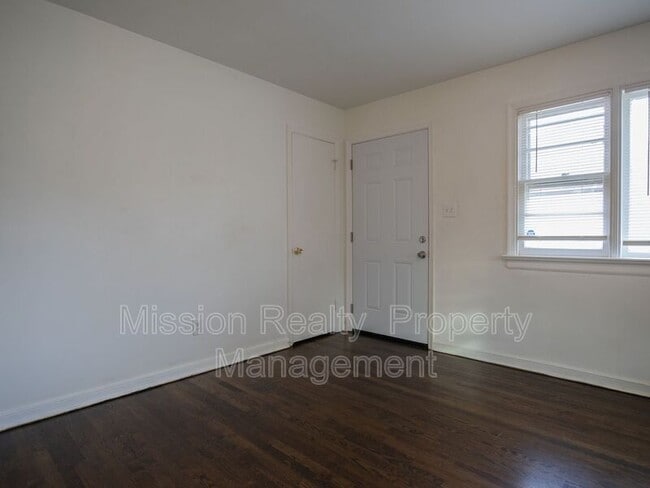 Building Photo - 3012 Glenan Dr